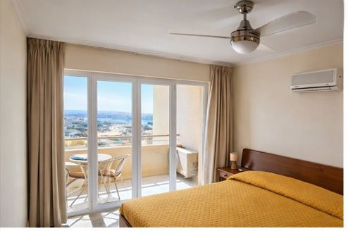 Camera con balcone vista oceano Atlantico Portogallo