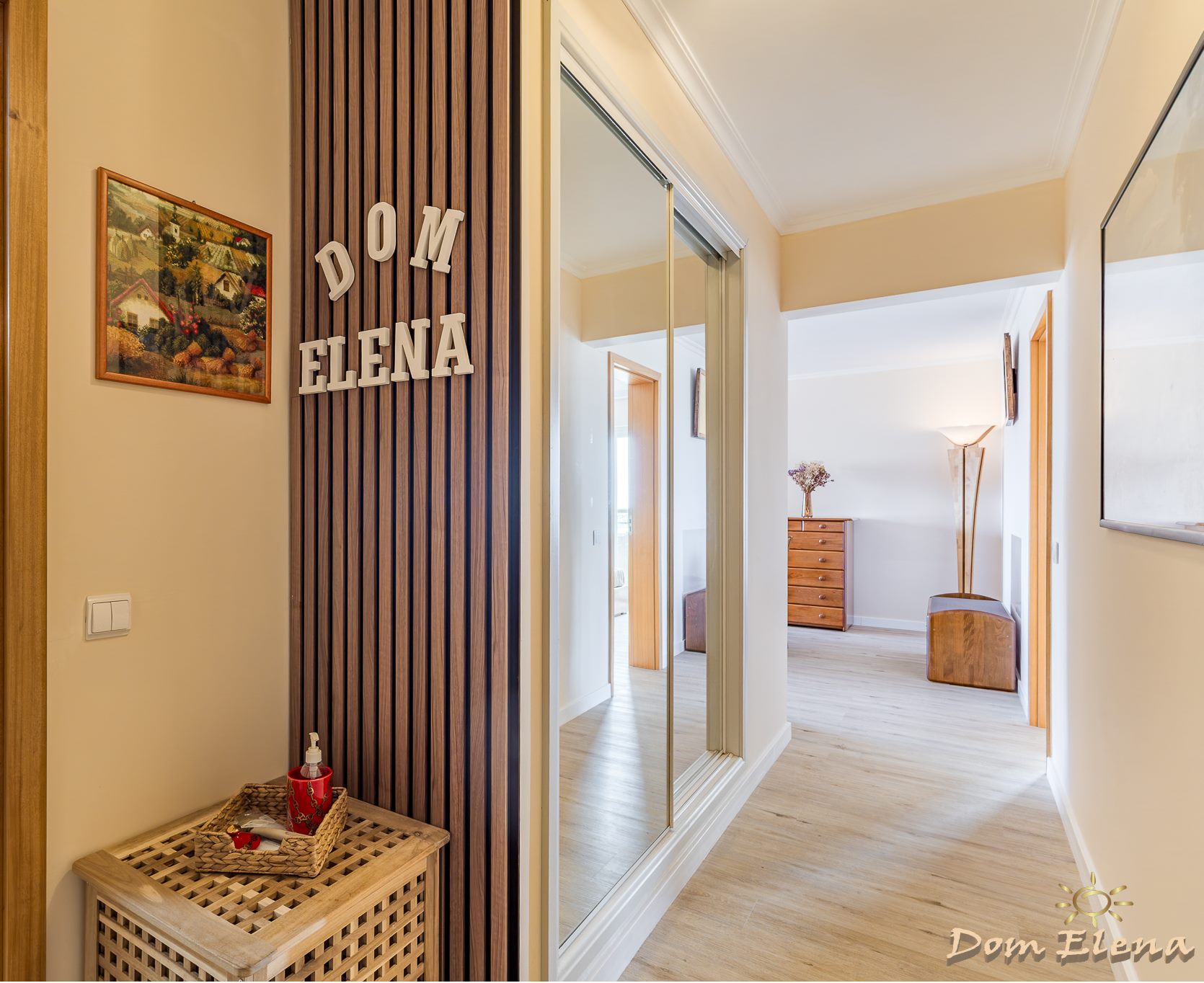 Ingresso appartamento Dom Elena con insegna in legno Algarve