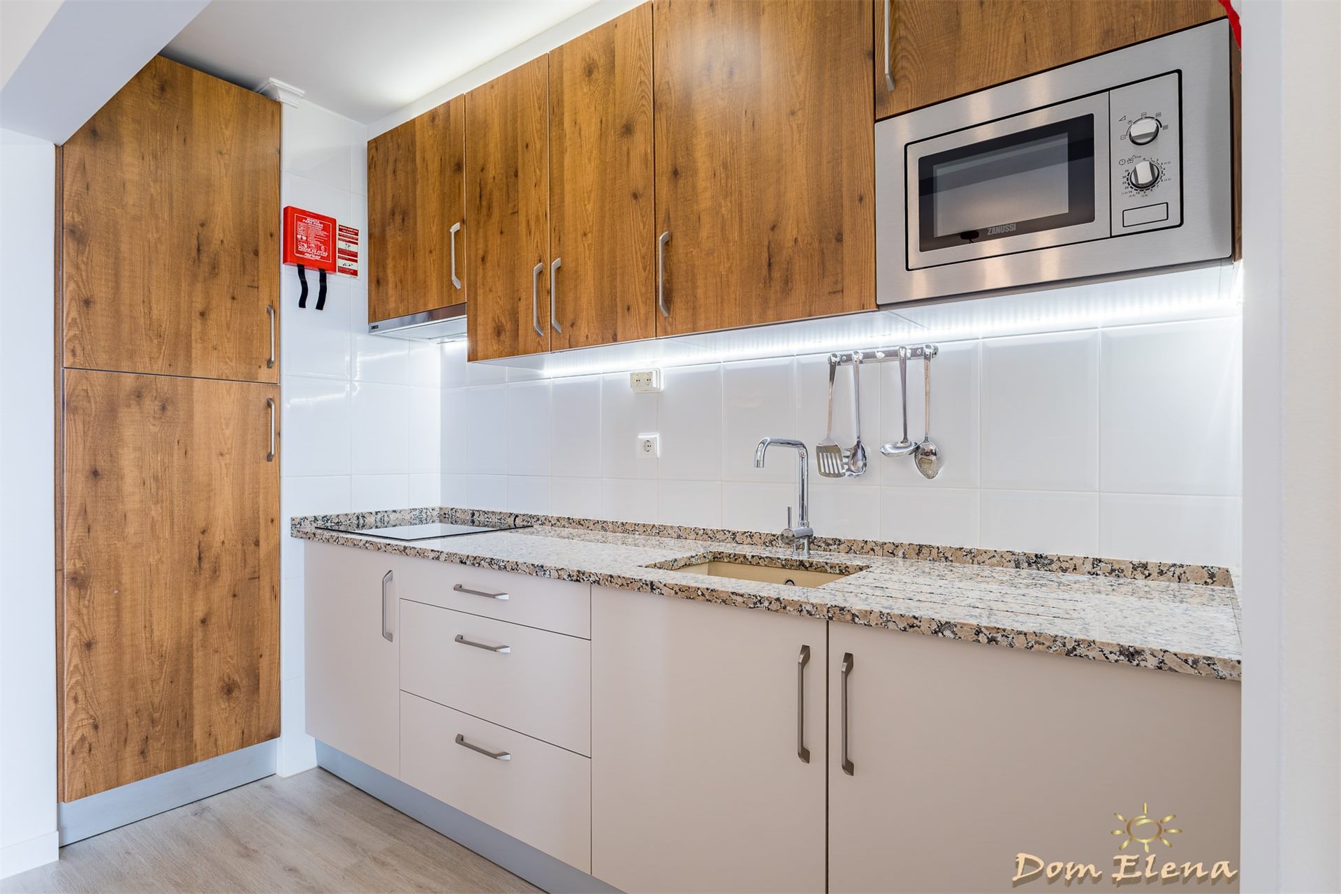 Cucina attrezzata con forno microonde lavatrice e lavastoviglie appartamento vacanze Algarve