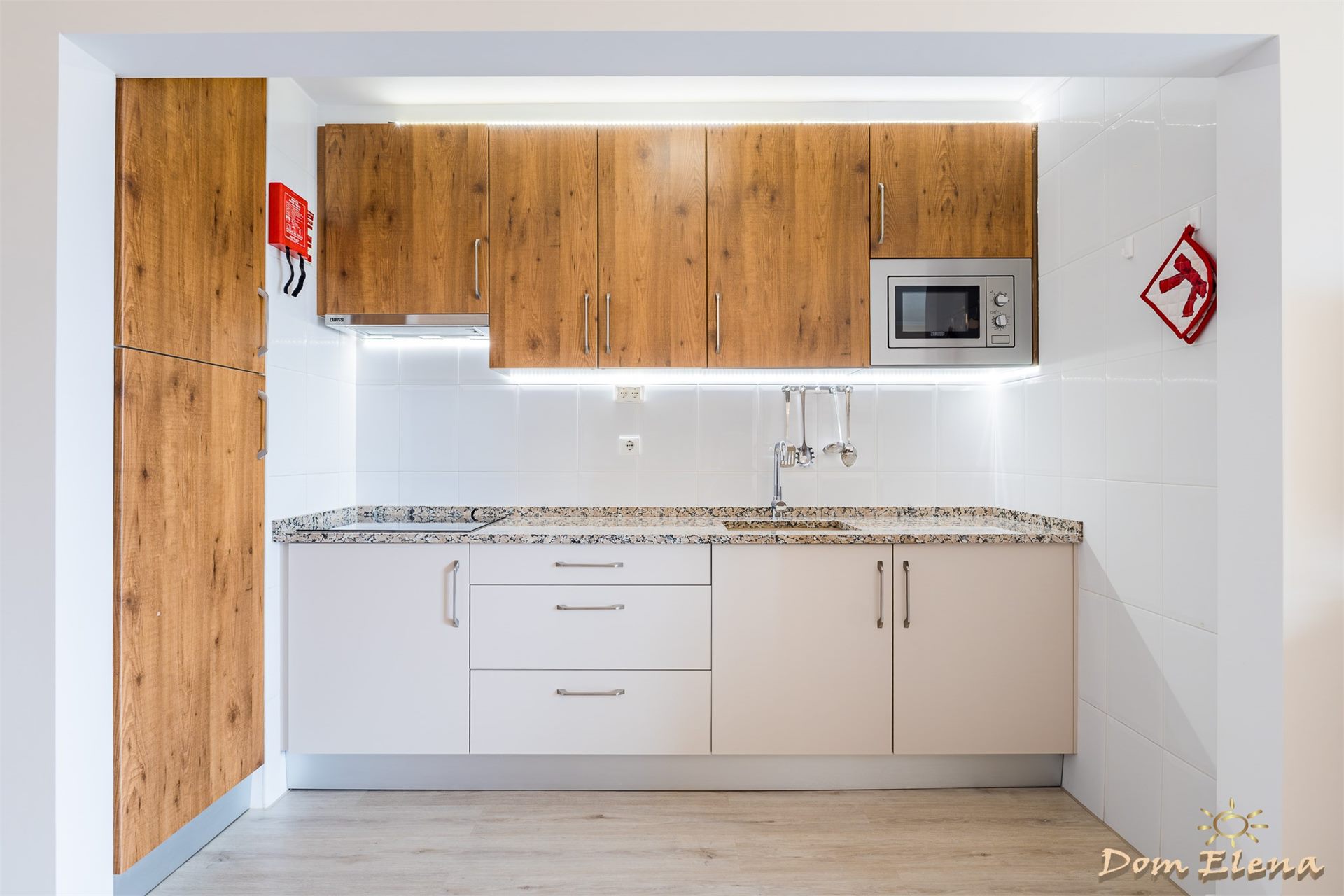 Cucina moderna con piano in granito appartamento Dom Elena