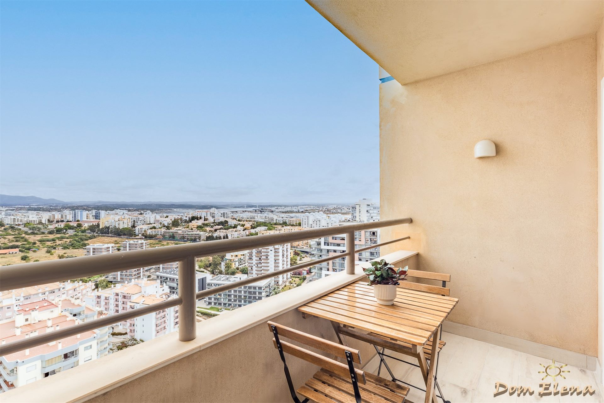 Balcone con vista sulla citta di Portimao appartamento al 24 piano